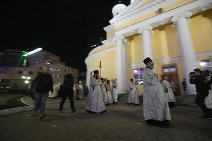 Екатеринбург. Крестный ход во время пасхального богослужения в Свято-Троицком соборе