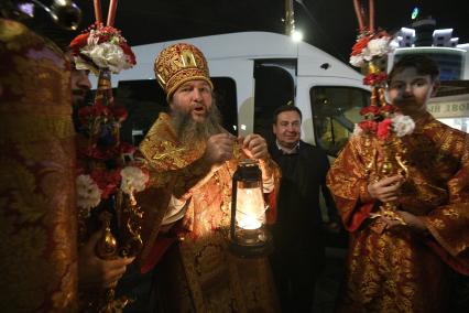 Екатеринбург. Митрополит Екатеринбургский и Верхотурский Евгений несет лампаду с  благодатным огнем время пасхального богослужения в Свято-Троицком соборе