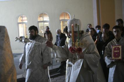 Екатеринбург. Митрополит Екатеринбургский и Верхотурский Евгений во время крестного хода. Пасхальное богослужение в Свято-Троицком соборе