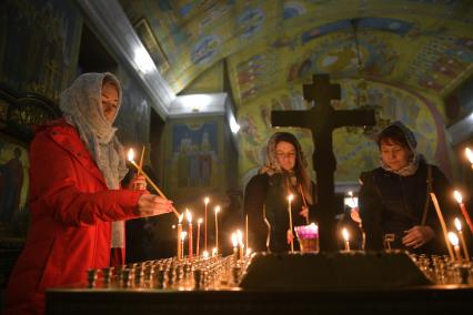 Екатеринбург. Перед началом Пасхального богослужения в Свято-Троицком соборе