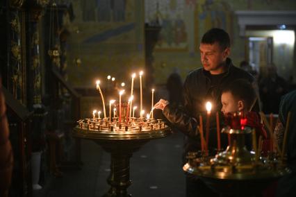 Екатеринбург. Перед началом Пасхального богослужения в Свято-Троицком соборе