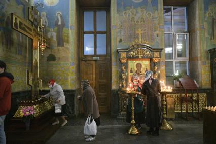 Екатеринбург. Перед началом Пасхального богослужения в Свято-Троицком соборе