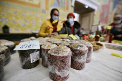 Екатеринбург. Женщины продают куличи во время пасхального богослужения в Свято-Троицком соборе