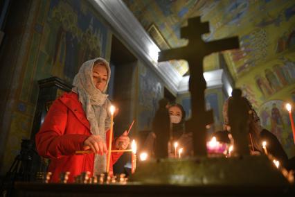 Екатеринбург. Перед началом Пасхального богослужения в Свято-Троицком соборе