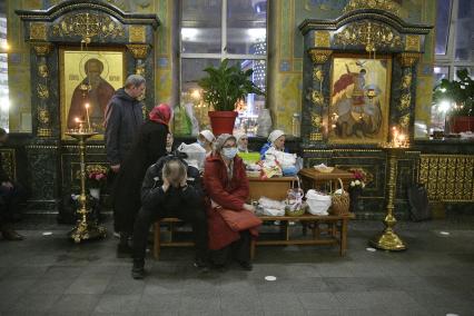 Екатеринбург. Перед началом Пасхального богослужения в Свято-Троицком соборе