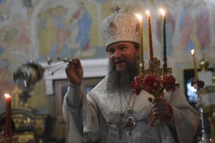 Екатеринбург. Митрополит Екатеринбургский и Верхотурский Евгений во время пасхального богослужения в Свято-Троицком соборе