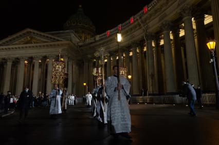 Санкт-Петербург. Пасхальное богослужение в Казанском кафедральном соборе. Священнослужители во время крестного хода у собора.