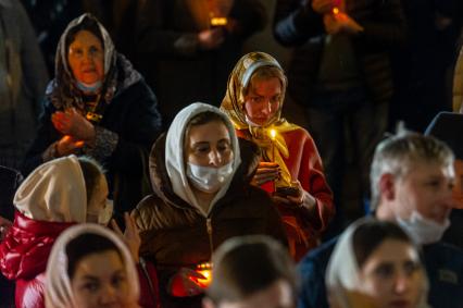 Санкт-Петербург. Пасхальное богослужение в Казанском кафедральном соборе. Верующие во время крестного хода у собора.