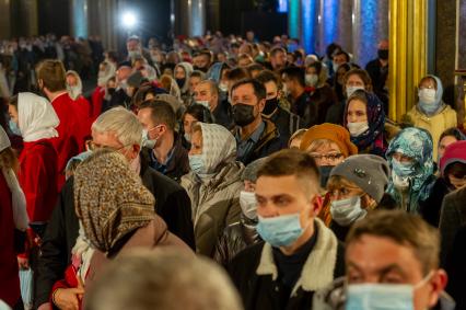 Санкт-Петербург. Прихожане во время Пасхального богослужения в Казанском кафедральном соборе.