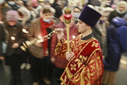 Барнаул. Пасхальное богослужение. Священнослужитель во время крестного хода.