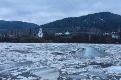 Красноярск. Ледоход на реке Мана.