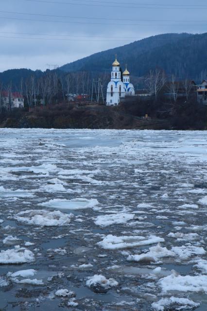 Красноярск. Ледоход на реке Мана.