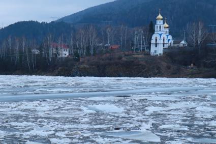 Красноярск. Ледоход на реке Мана.