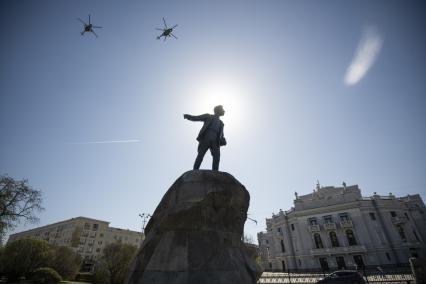 Екатеринбург.Вертолеты  Ми-8АМТШ  во время репетиции воздушной части парада пролетают над памятником Якову Свердлову