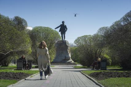 Екатеринбург. Вертолет Ми-26  во время репетиции воздушной части парада пролетают над памятником Якову Свердлову