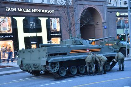 Москва. БМП-3 на Тверской улице перед репетицией парада, посвященного 76-й годовщине Победы в Великой Отечественной войне.