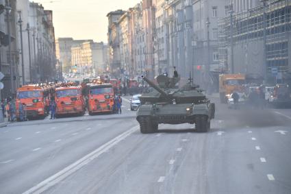 Москва. Танк Т-90М `Прорыв` на Тверской улице перед репетицией парада, посвященного 76-й годовщине Победы в Великой Отечественной войне.