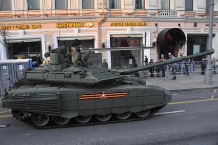 Москва. Танк Т-90М `Прорыв` на Тверской улице перед репетицией парада, посвященного 76-й годовщине Победы в Великой Отечественной войне.