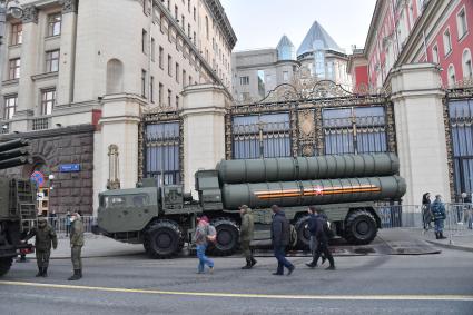 Москва. Зенитная ракетная система С-400 `Триумф` на Тверской улице перед репетицией парада, посвященного 76-й годовщине Победы в Великой Отечественной войне.