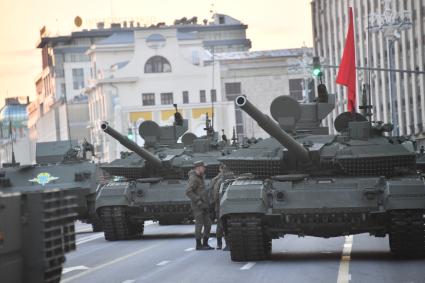 Москва. Танки Т-90М `Прорыв` на Тверской улице перед репетицией парада, посвященного 76-й годовщине Победы в Великой Отечественной войне.