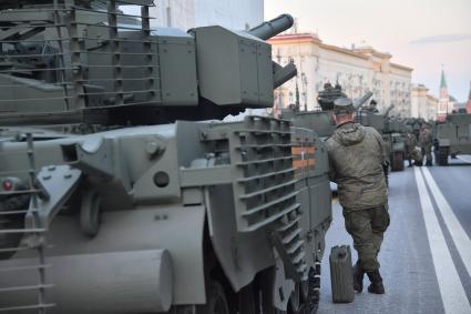 Москва. Военная техника на Тверской улице перед репетицией парада, посвященного 76-й годовщине Победы в Великой Отечественной войне.