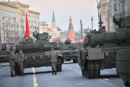 Москва. Танки Т-90М `Прорыв` на Тверской улице перед репетицией парада, посвященного 76-й годовщине Победы в Великой Отечественной войне.