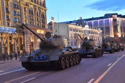 Москва. Танк Т-34-85 на Тверской улице перед репетицией парада, посвященного 76-й годовщине Победы в Великой Отечественной войне.