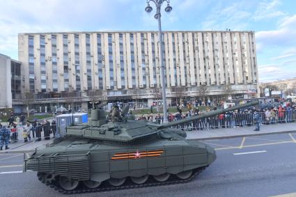 Москва. Танк Т-90М `Прорыв` на Тверской улице перед репетицией парада, посвященного 76-й годовщине Победы в Великой Отечественной войне.