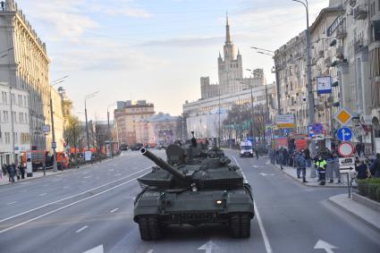 Москва. Танк Т-90М `Прорыв` на Тверской улице перед репетицией парада, посвященного 76-й годовщине Победы в Великой Отечественной войне.