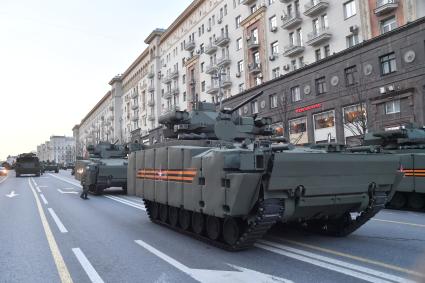 Москва. Боевая машина пехоты БМП `Курганец-25` на Тверской улице перед репетицией парада, посвященного 76-й годовщине Победы в Великой Отечественной войне.