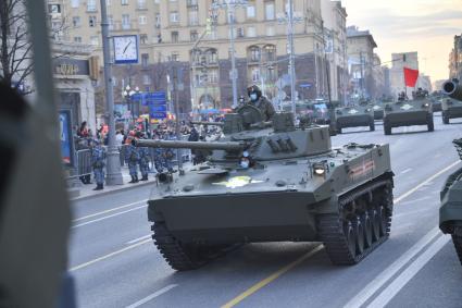 Москва.  БМД-4  на Тверской улице перед репетицией парада, посвященного 76-й годовщине Победы в Великой Отечественной войне.