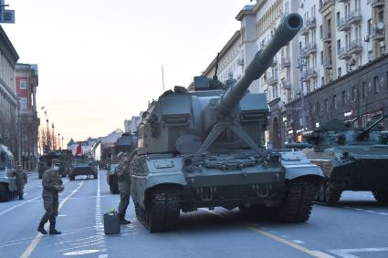 Москва. Самоходная артиллерийская установка САУ `Коалиция-СВ` на Тверской улице перед репетицией парада, посвященного 76-й годовщине Победы в Великой Отечественной войне.