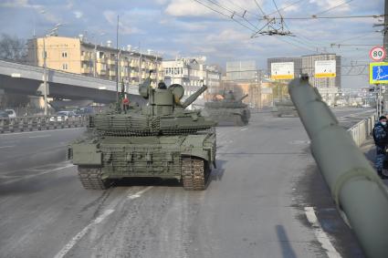 Москва. Танки Т-90М `Прорыв` перед репетицией парада, посвященного 76-й годовщине Победы в Великой Отечественной войне.