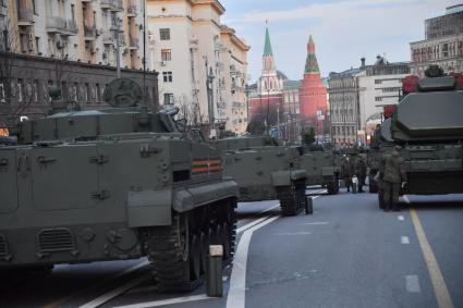 Москва. Военная техника на Тверской улице перед репетицией парада, посвященного 76-й годовщине Победы в Великой Отечественной войне.