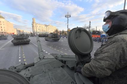 Москва. Военная техника перед репетицией парада, посвященного 76-й годовщине Победы в Великой Отечественной войне.