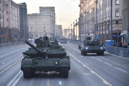 Москва. Танк Т-90М `Прорыв` и танк Т-14 `Армата` (слева направо) на Тверской улице перед репетицией парада, посвященного 76-й годовщине Победы в Великой Отечественной войне.