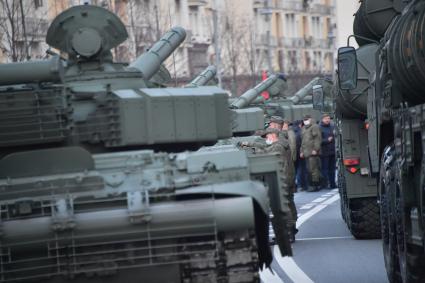 Москва. Военная техника на Тверской улице перед репетицией парада, посвященного 76-й годовщине Победы в Великой Отечественной войне.