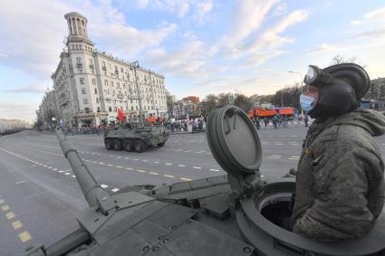 Москва. Военная техника перед репетицией парада, посвященного 76-й годовщине Победы в Великой Отечественной войне.