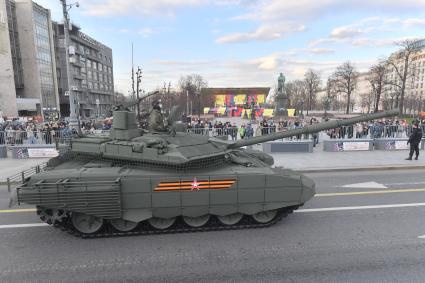 Москва. Танк Т-90М `Прорыв` на Тверской улице перед репетицией парада, посвященного 76-й годовщине Победы в Великой Отечественной войне.