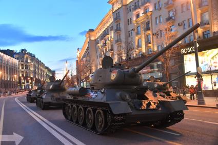 Москва. Танки Т-34-85 на Тверской улице перед репетицией парада, посвященного 76-й годовщине Победы в Великой Отечественной войне.