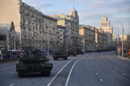 Москва. Танки Т-90М `Прорыв`  перед репетицией парада, посвященного 76-й годовщине Победы в Великой Отечественной войне.