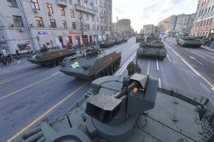 Москва. Танк Т-90М `Прорыв` (в центре) и БТР-МДМ `Ракушка` (слева) на Тверской улице перед репетицией парада, посвященного 76-й годовщине Победы в Великой Отечественной войне.