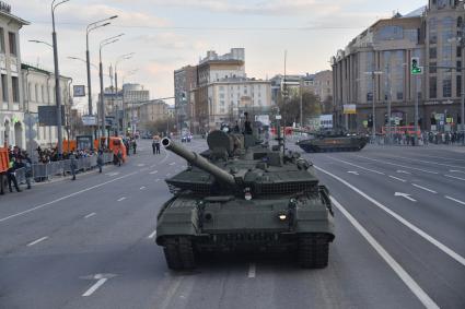 Москва. Танк Т-90М `Прорыв` на Тверской улице перед репетицией парада, посвященного 76-й годовщине Победы в Великой Отечественной войне.