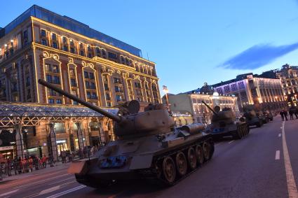 Москва. Танки Т-34-85 на Тверской улице перед репетицией парада, посвященного 76-й годовщине Победы в Великой Отечественной войне.