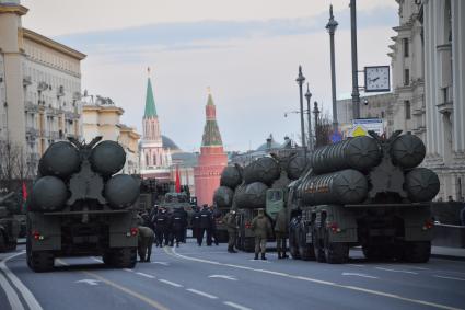 Москва. Зенитная ракетная система С-400 `Триумф` на Тверской улице перед репетицией парада, посвященного 76-й годовщине Победы в Великой Отечественной войне.