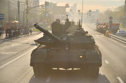 Москва. Танк Т-90М `Прорыв`  перед репетицией парада, посвященного 76-й годовщине Победы в Великой Отечественной войне.