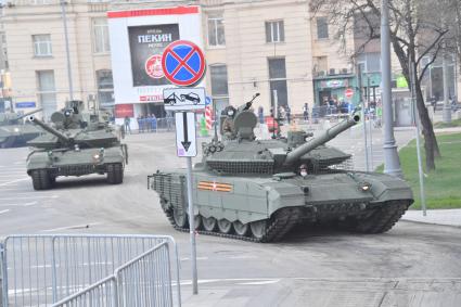 Москва. Танки Т-90М `Прорыв` перед репетицией парада, посвященного 76-й годовщине Победы в Великой Отечественной войне.