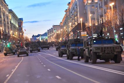 Москва.   на Тверской улице перед репетицией парада, посвященного 76-й годовщине Победы в Великой Отечественной войне.