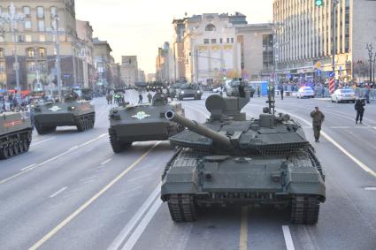 Москва. Танк Т-90М `Прорыв` и БТР-МДМ `Ракушка` (справа налево) на Тверской улице перед репетицией парада, посвященного 76-й годовщине Победы в Великой Отечественной войне.