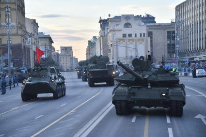 Москва.  Бронетранспортер БТР-82, зенитная ракетная система С-400 `Триумф` и танк Т-90М `Прорыв` (слева направо) на Тверской улице перед репетицией парада, посвященного 76-й годовщине Победы в Великой Отечественной войне.